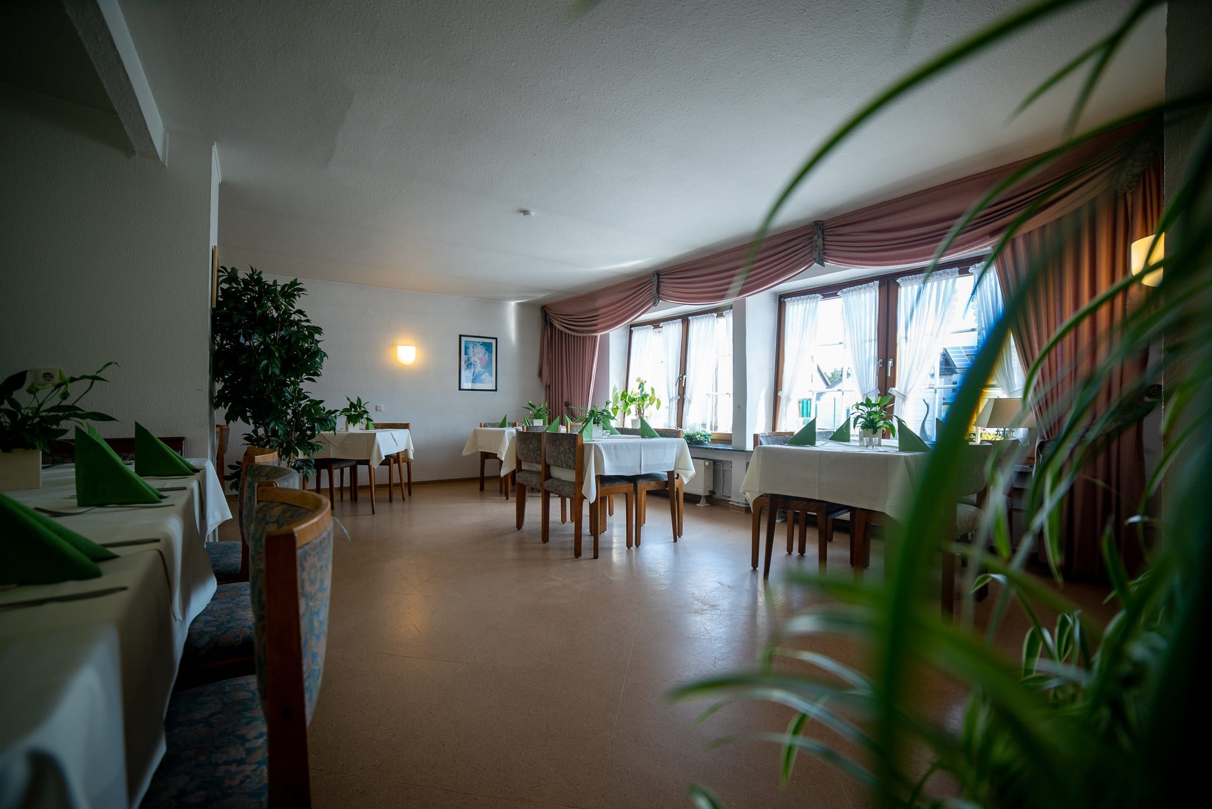 Festlich gedeckte Tafel für eine größere Gesellschaft
